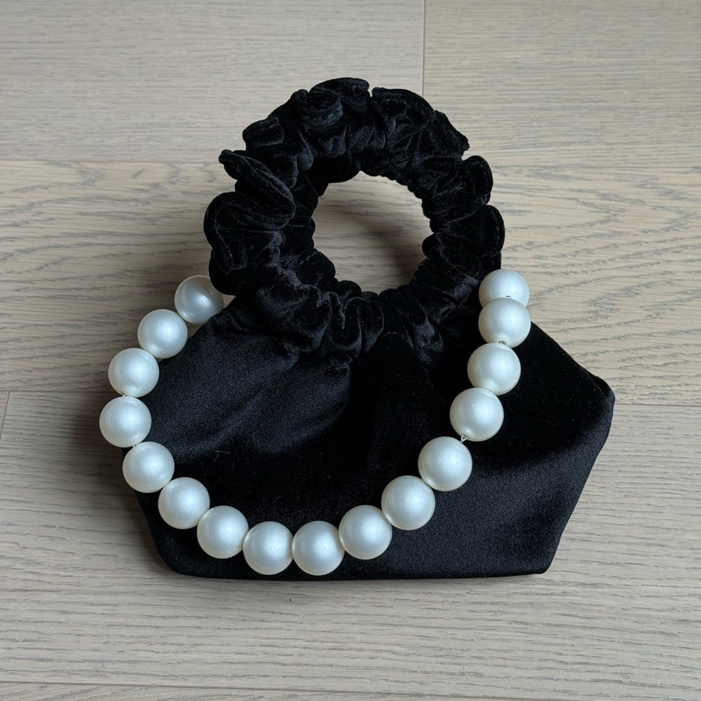 Verafied velvet mini bag with pearl chain